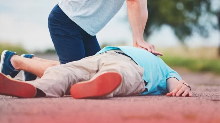 Bystanders performing CPR and using an AED to save a man suffering cardiac arrest outside a store
