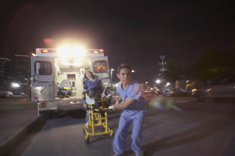Toronto woman applies first aid by controlling severe bleeding while waiting for emergency responders to arrive